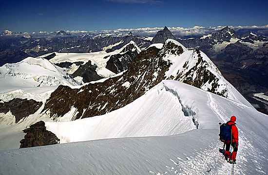 Lyskamm Abstieg mit Mont Blanc und Matterhorn